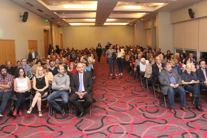 Una sala repleta para esperando el anuncio,